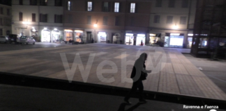 Giostra e pista di pattinaggio: residenti e negozianti protestano per i molti posti auto in meno in centro