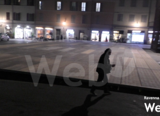 Giostra e pista di pattinaggio: residenti e negozianti protestano per i molti posti auto in meno in centro