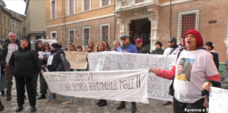 Nuovo presidio dei sostenitori di Mauro Guerra, ma questa volta in centro