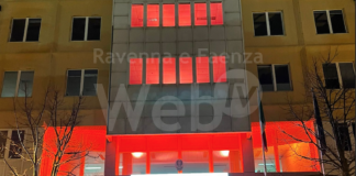 Questura e commissariati si illuminano di arancione per l’eliminazione della violenza contro le donne