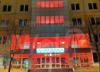 Questura e commissariati si illuminano di arancione per l’eliminazione della violenza contro le donne