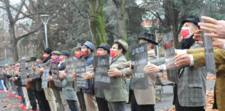 “Uomini in scarpe rosse contro la violenza sulle donne”, corteo in centro storico, letture e performance
