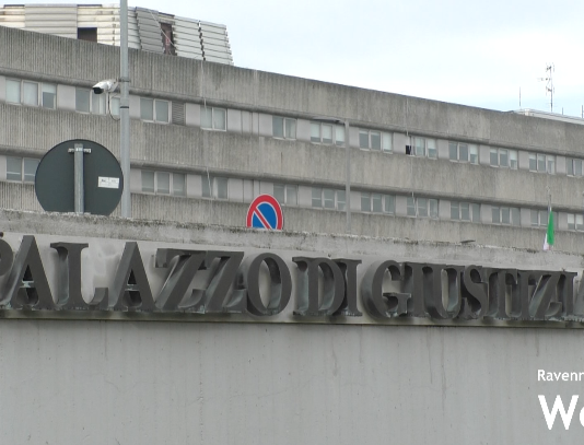 Minacce e botte alla compagna: 35enne allontanato dall’abitazione