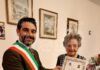 100 anni anni Virginia Manaresi, il sindaco Davide Ranalli consegna la pergamena di auguri