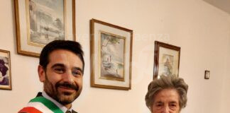 100 anni anni Virginia Manaresi, il sindaco Davide Ranalli consegna la pergamena di auguri
