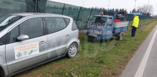 I volontari dell’ambiente ripuliscono il fosso davanti a La fabbrica di Castel Bolognese