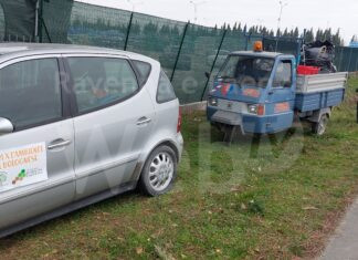 I volontari dell’ambiente ripuliscono il fosso davanti a La fabbrica di Castel Bolognese