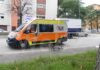 Furgone investe ciclista mentre attraversa la strada. 60enne trasportato al Bufalini