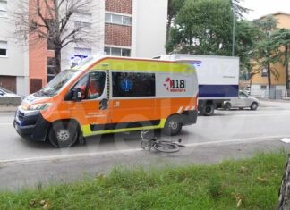 Furgone investe ciclista mentre attraversa la strada. 60enne trasportato al Bufalini