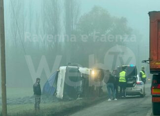 Incidente: Camion si ribalta in via Marabina