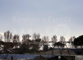 Il forte vento scoperchia la tensostruttura dello stadio di Lugo