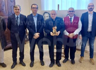 Consegnata al vescovo la nuova statua del presepe di Confartigianato e Coldiretti