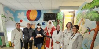 Pediatria di Ravenna. Babbo Natale consegna ai piccoli pazienti i panettoncini di Advs