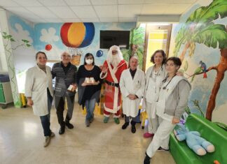 Pediatria di Ravenna. Babbo Natale consegna ai piccoli pazienti i panettoncini di Advs