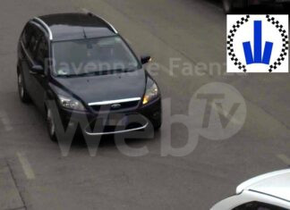 Sbatte contro una recinzione e fugge, automobilista incastrato dalle telecamere