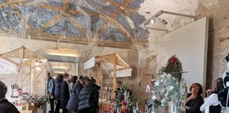 I regali brutti all’asta a Palazzo San Giacomo per la vigilia di Natale