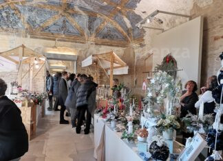 I regali brutti all’asta a Palazzo San Giacomo per la vigilia di Natale