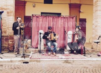 La piazza di Cotignola si accende con i racconti delle lanterne e «E trèb in piàza»