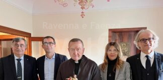 Il Maestro e l’Apprendista: Donata la nuova statuina del presepe all’Arcivescovo Ghizoni