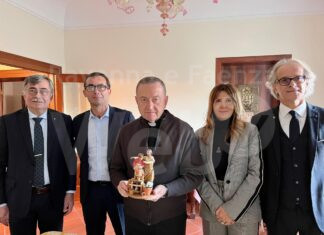 Il Maestro e l’Apprendista: Donata la nuova statuina del presepe all’Arcivescovo Ghizoni