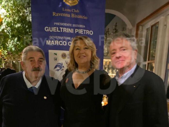 Foto Presidente Lions all'atto della consegna