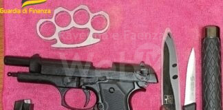 GDF: Sequestrate armi ed altri oggetti atti ad offendere durante un controllo. Denunciato un cittadino italiano per porto abusivo d’armi