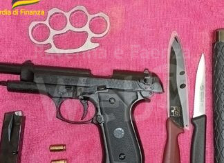 GDF: Sequestrate armi ed altri oggetti atti ad offendere durante un controllo. Denunciato un cittadino italiano per porto abusivo d’armi