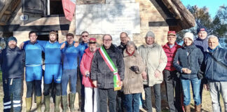 Un armo della Canottieri Ravenna sbarca al Capanno Garibaldi