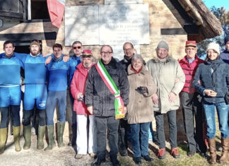 Un armo della Canottieri Ravenna sbarca al Capanno Garibaldi