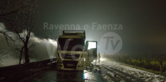 Strada Statale Romea. Camion in fiamme, strada chiusa