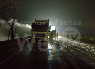 Strada Statale Romea. Camion in fiamme, strada chiusa