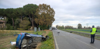 Scontro frontale fra due auto, un ferito trasportato al Bufalini