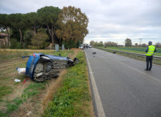 Scontro frontale fra due auto, un ferito trasportato al Bufalini