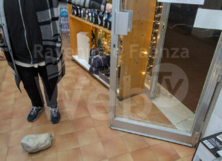 Spaccata in via Nicolodi in un negozio di vini e bevande. “Magro il bottino”