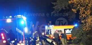 Dovevano godersi il Natale in famiglia, ma finiscono nel fosso con l’auto. Centenaria ferita