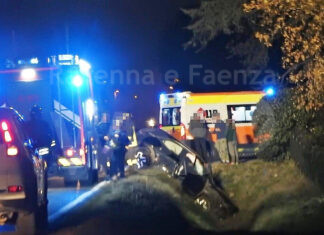 Dovevano godersi il Natale in famiglia, ma finiscono nel fosso con l’auto. Centenaria ferita