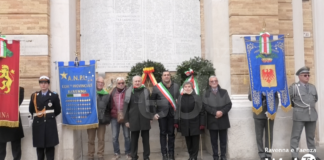 Corone e omaggio alla lapide in memoria dei caduti. Ravenna celebra il 79° anniversario della Liberazione