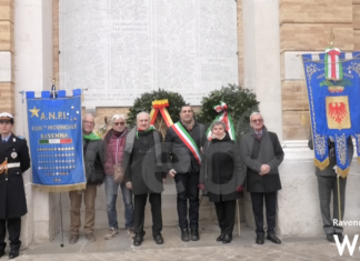 Corone e omaggio alla lapide in memoria dei caduti. Ravenna celebra il 79° anniversario della Liberazione