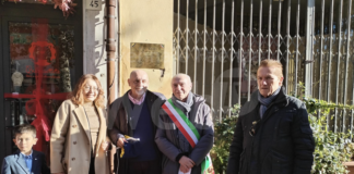 Una targa in ricordo del Bar Neri di Cervia “E’ Cafè d’la scienza e ombelico del mondo”