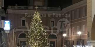 Accesso l’albero di Natale in centro a Ravenna. E’ già festa