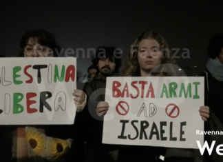 Protesta al porto di Ravenna contro il passaggio della nave israelita: “Nessuna complicità con Israele. Libertà per la Palestina”