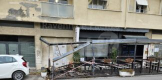 Distrugge il dehor di un ristorante e poi scappa