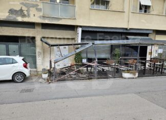 Distrugge il dehor di un ristorante e poi scappa