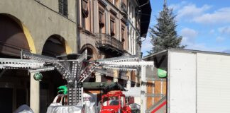 Vola via il tetto della giostra a causa del forte vento: danneggiata un’auto