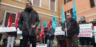 Nuovo presidio dei lavoratori della Farmografica insieme ai sindacati