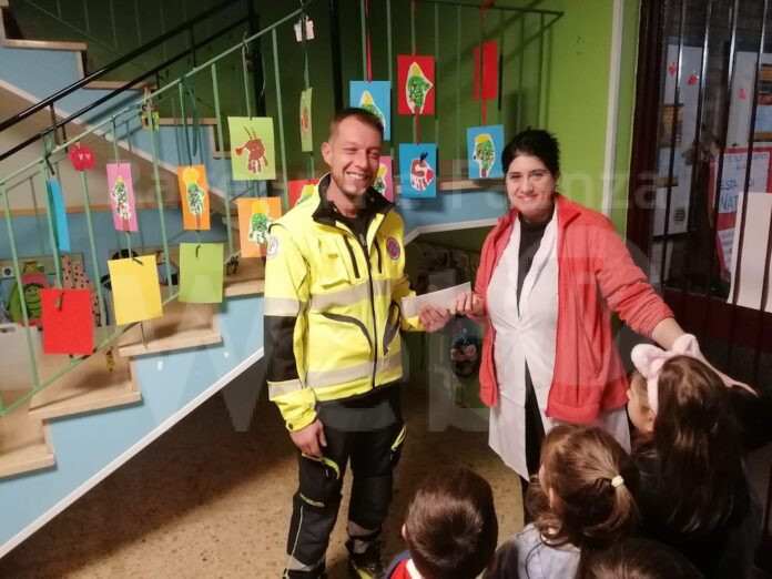 protezione civile consegna a scuola