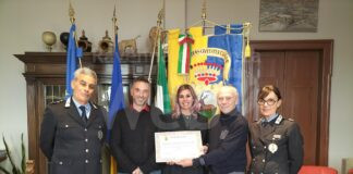 I coniugi hanno sventato un furto e fatto arrestare il ladro. Il sindaco incontra la coppia coraggiosa