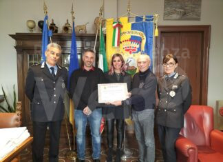 I coniugi hanno sventato un furto e fatto arrestare il ladro. Il sindaco incontra la coppia coraggiosa