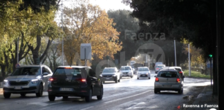 Modificare i tempi del semaforo di viale delle Ceramiche per facilitare la svolta verso il centro: torna la proposta