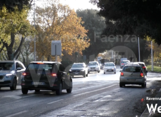 Modificare i tempi del semaforo di viale delle Ceramiche per facilitare la svolta verso il centro: torna la proposta